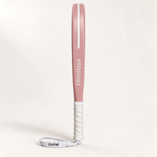 Side profile of the pink Himalaya Hybrid padel racket, its name and a white stripe printed along the frame