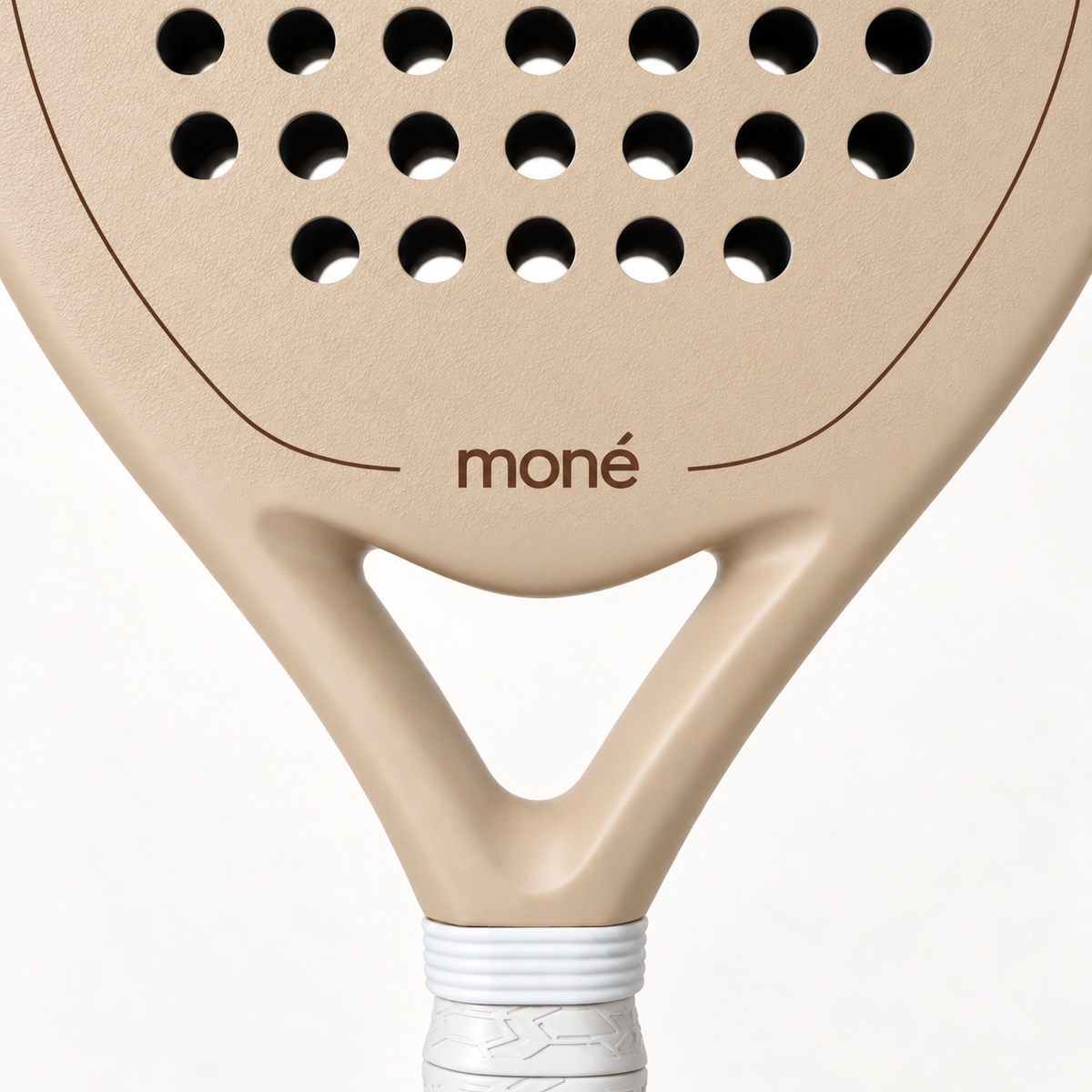 Open throat and brown moné logo on the beige face of the Sahara Hybrid padel racket, just above the grip